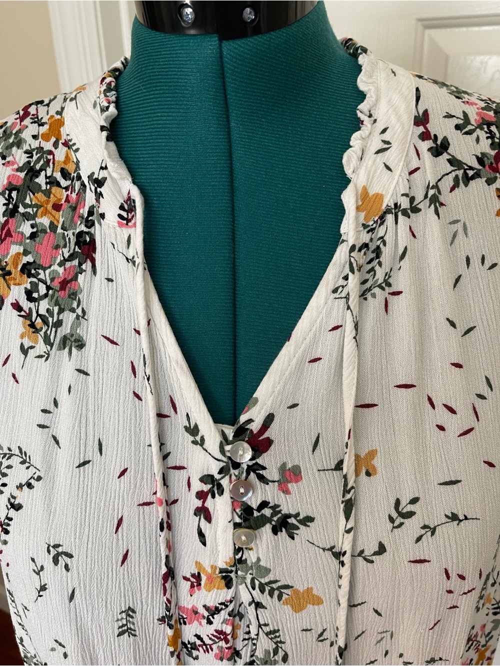 Daniel Rainn White Floral Tie-Front Sleeveless Top - Picture 13 of 13